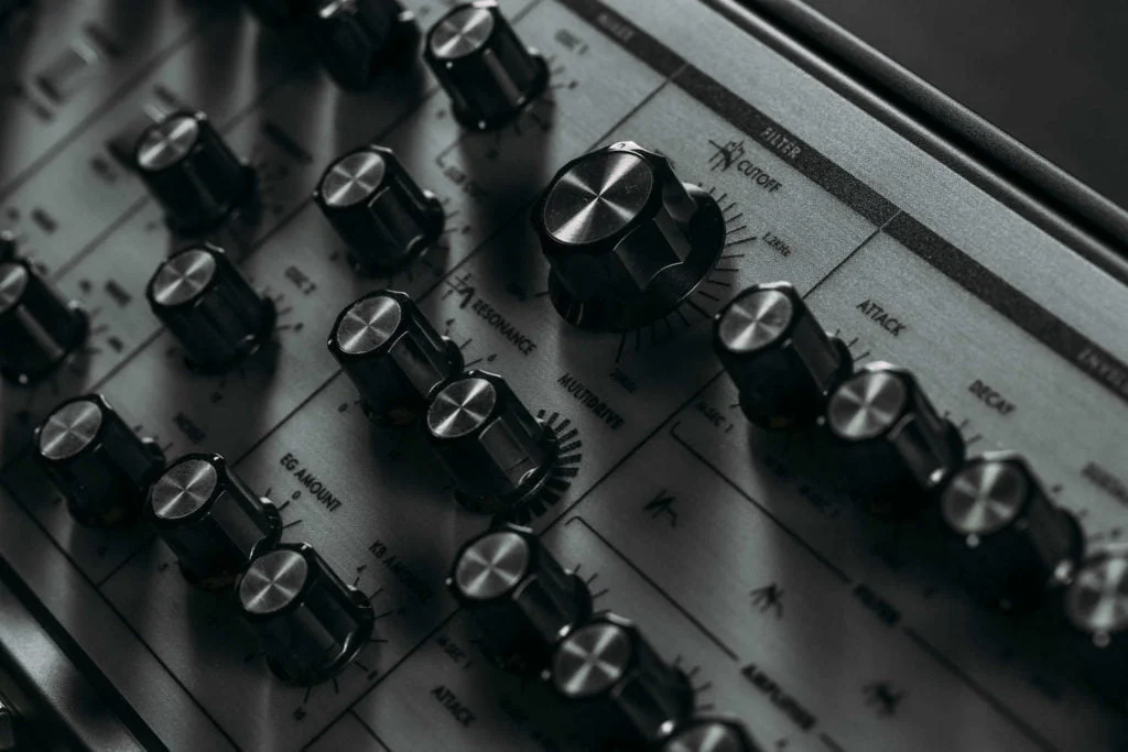 Amazing Moog Little Phatty Synth: It's Amost Vintage! 2 Fliters and knobs on the Little Phatty